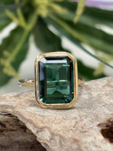 Load image into Gallery viewer, 9ct Y/G Green Quartz Cocktail Ring