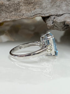 18ct W/G Aquamarine & Diamond Ring