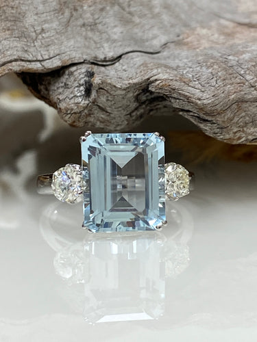 18ct W/G Aquamarine & Diamond Ring